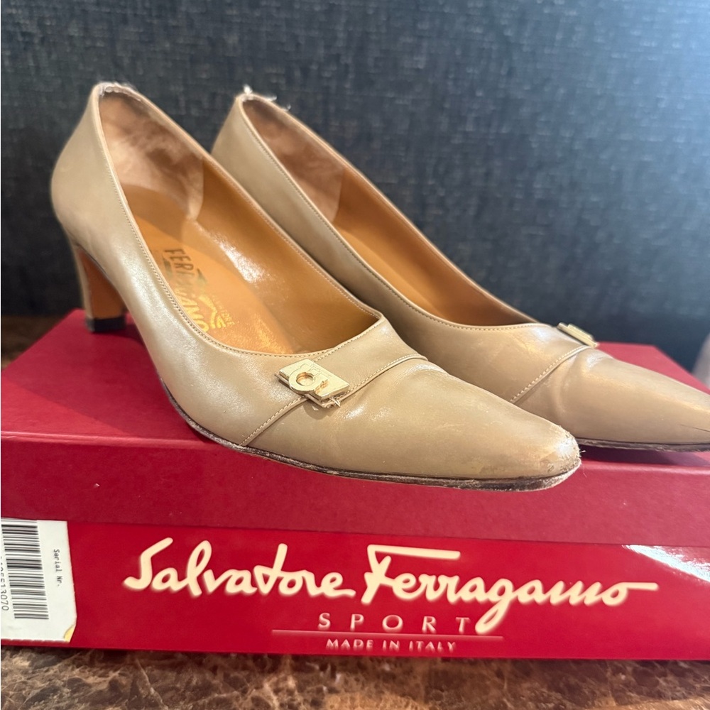 Salvatore Ferragamo. Vintage Taupe Heels. Size 7 AA.